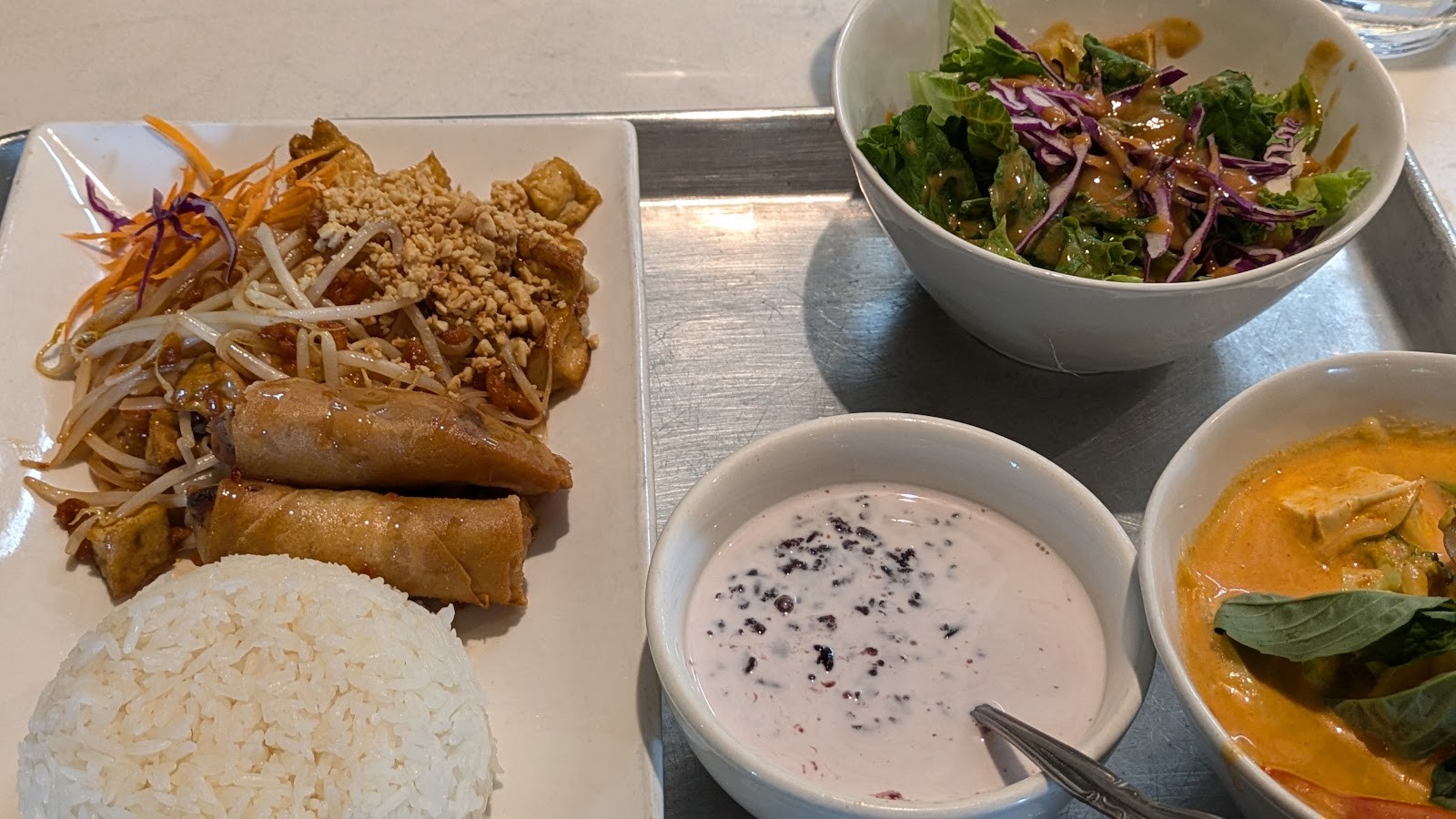 Araya's Place: food & drinks