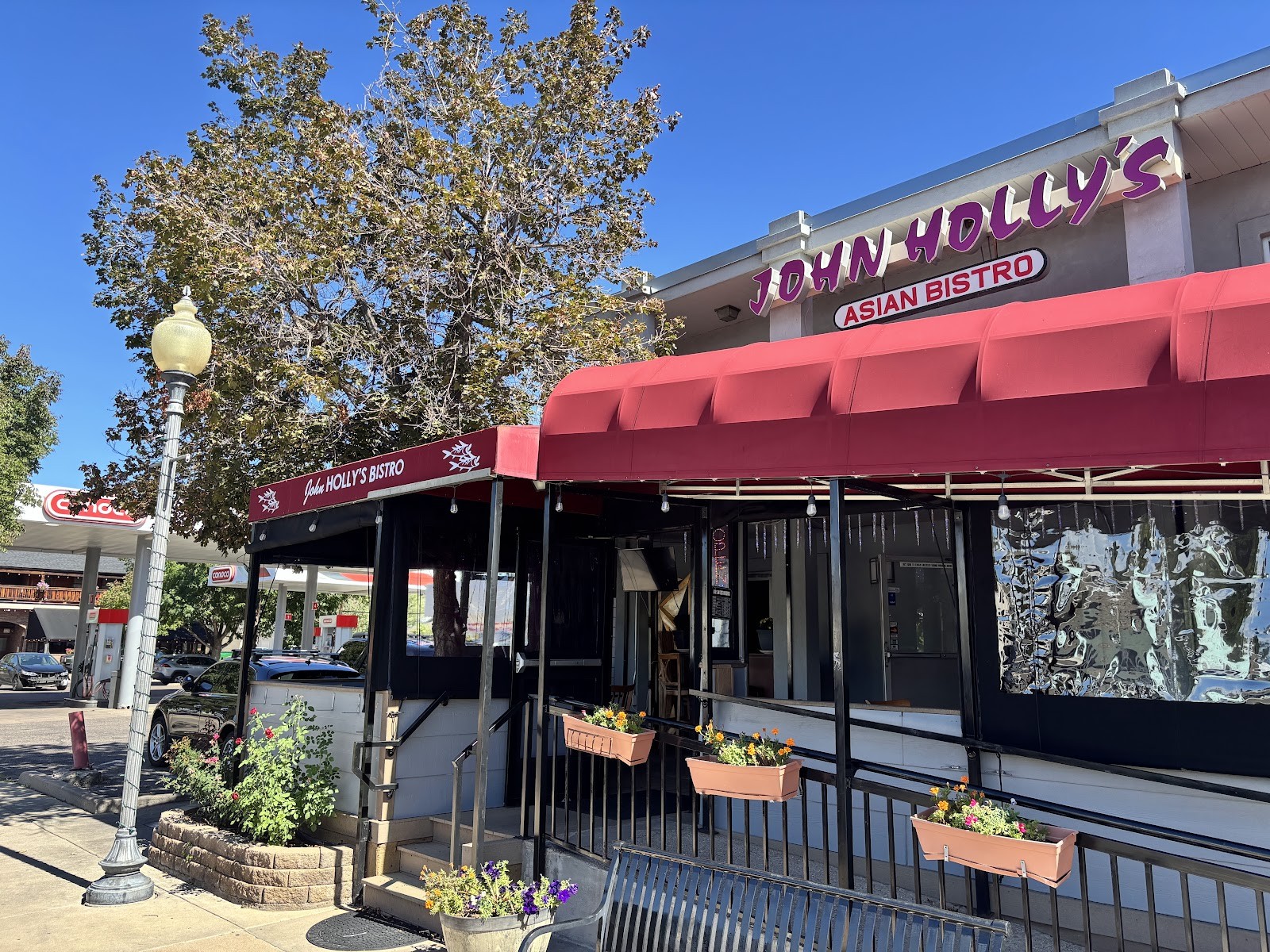 John Holly's Asian Bistro (Downing): the place