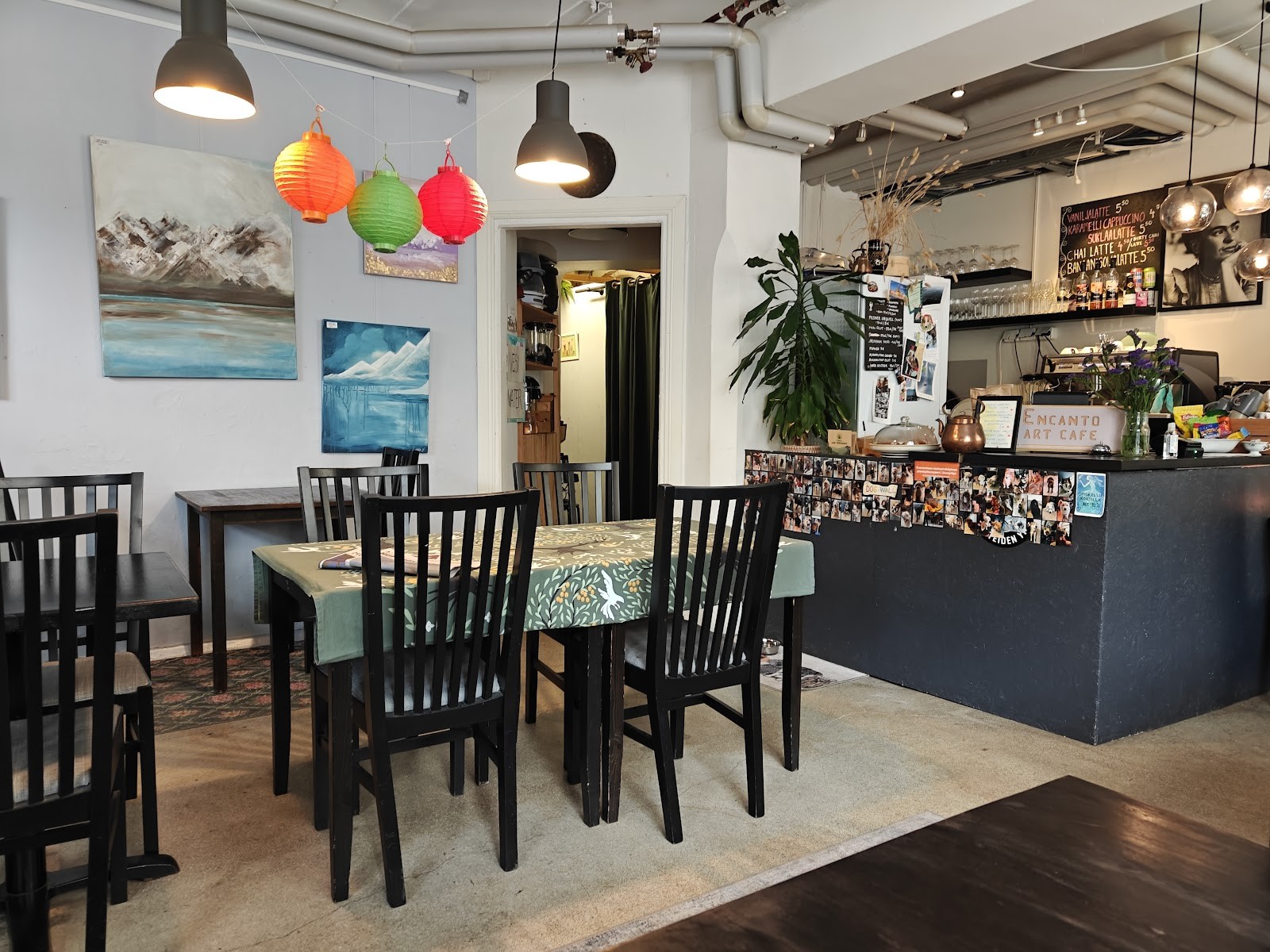Encanto Art Cafe: the place