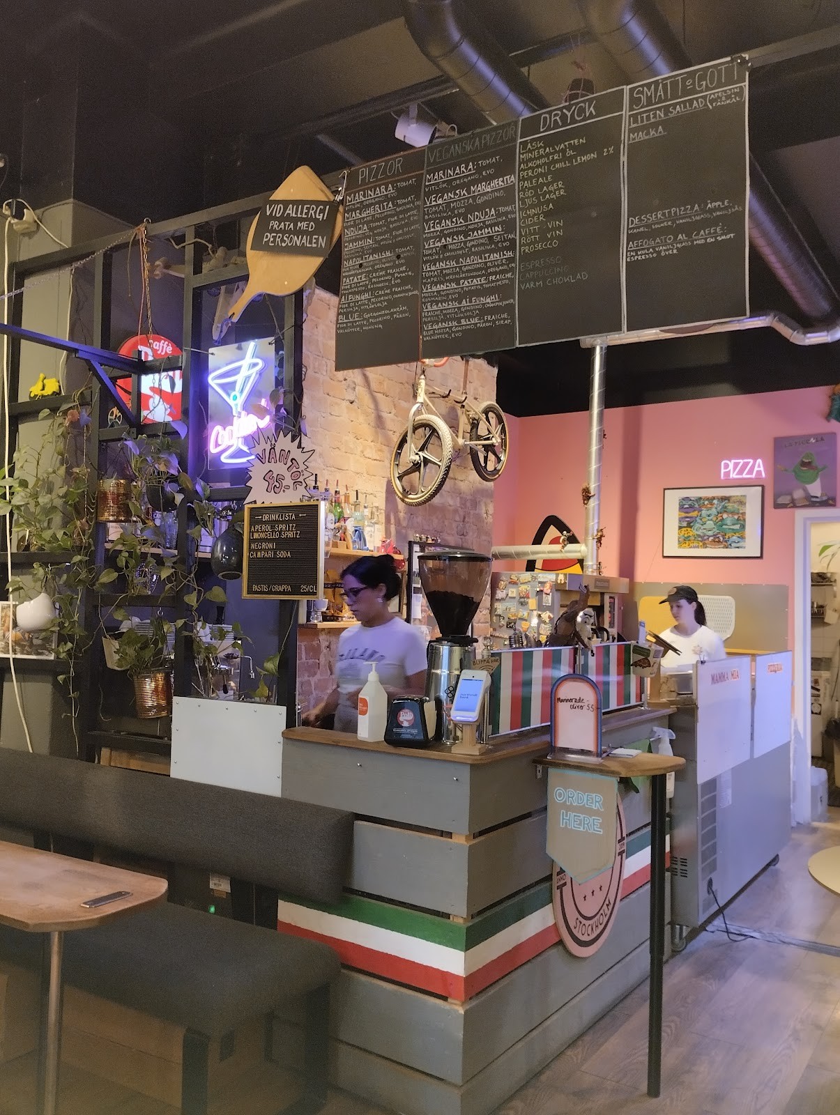 La Piccola Nonna Pizza: the place