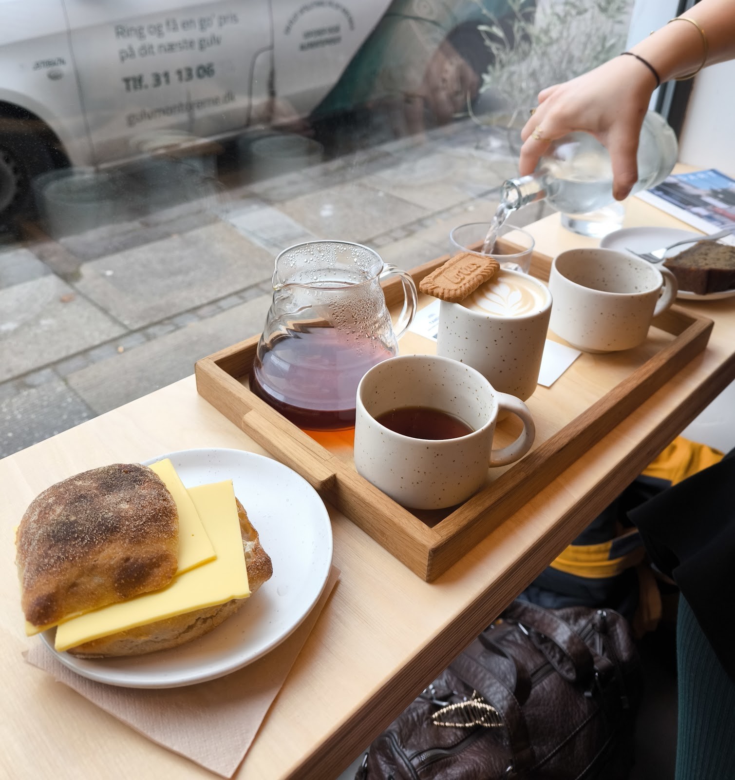 Pontes Roastery & Coffee Bar: food & drinks