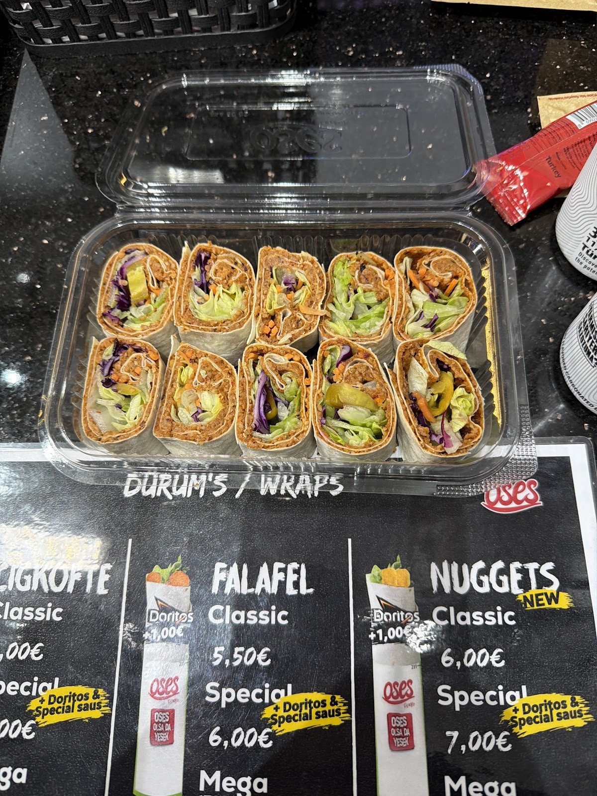 Oses Çig Köfte: food & drinks