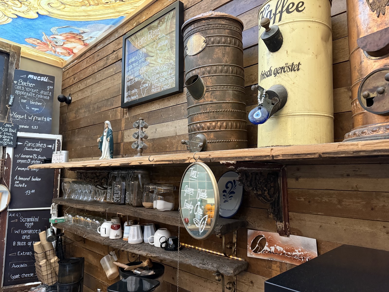 Hommage Café: the place