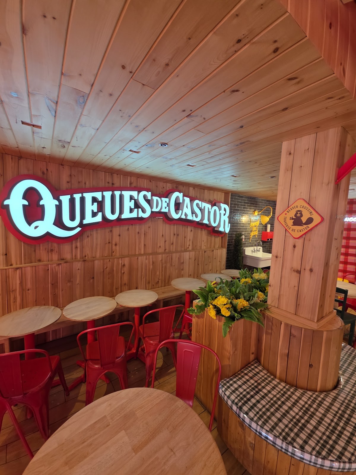 Queues de Castor - BeaverTails (de la Commune): the place