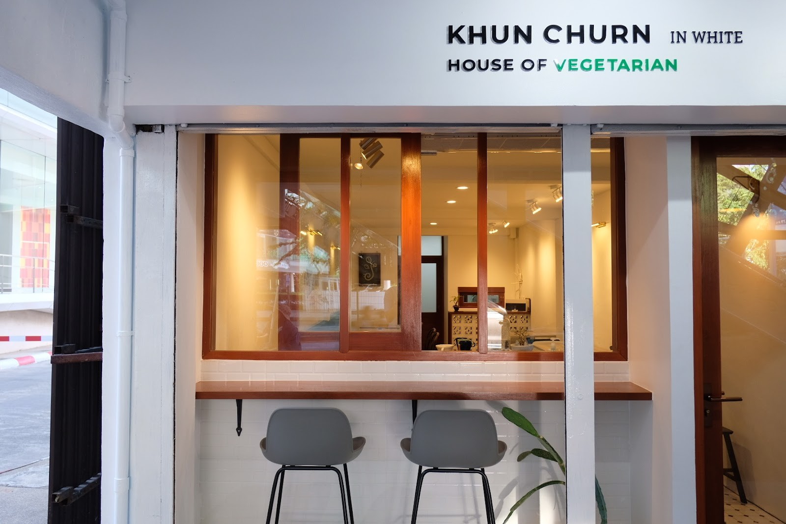 Khun Churn in White: the place