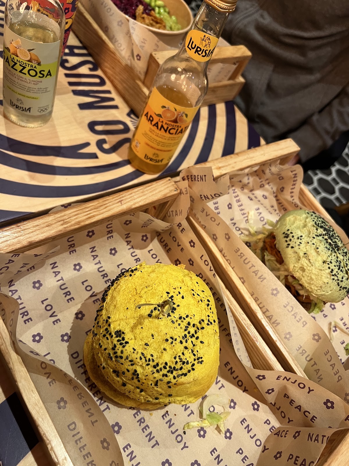 Flower Burger: food & drinks