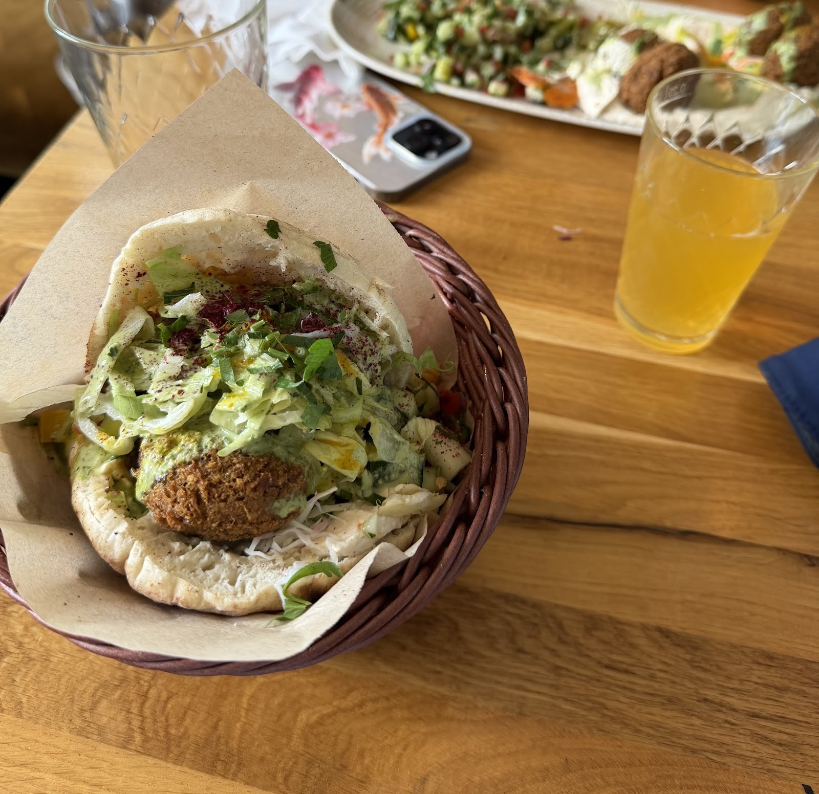 Hummus Küch': food & drinks