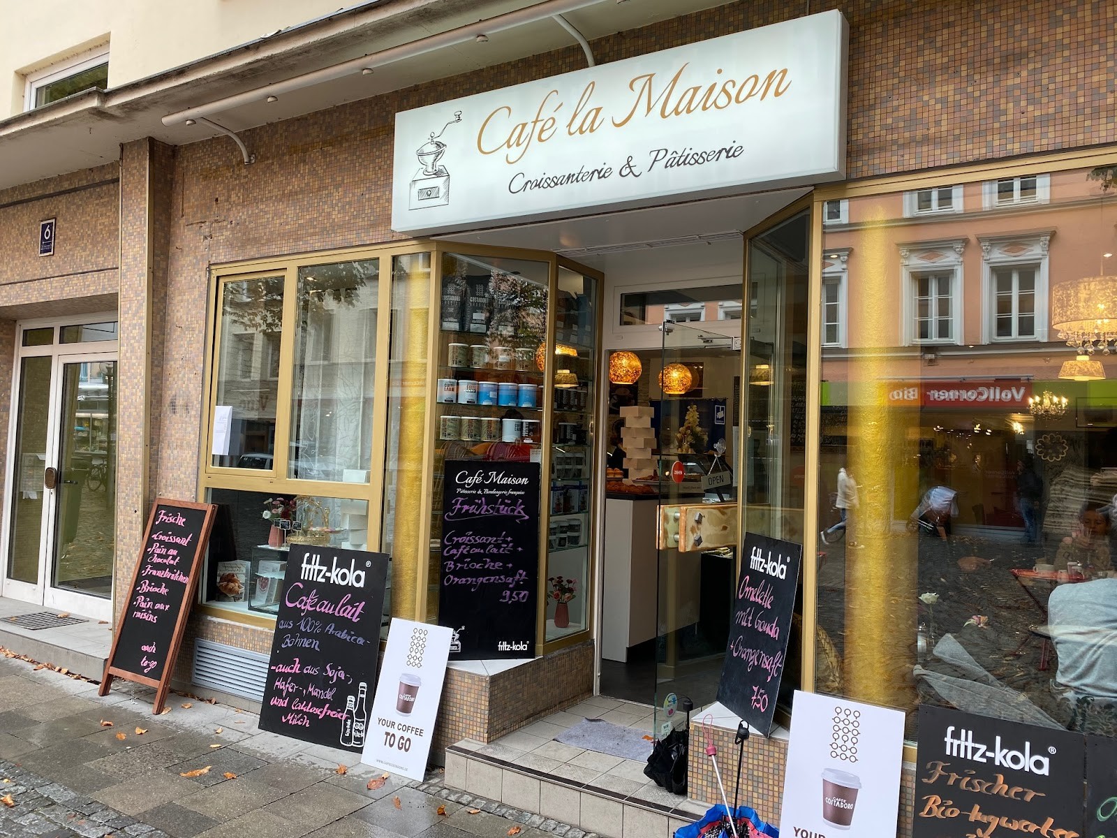 Café la Maison: the place