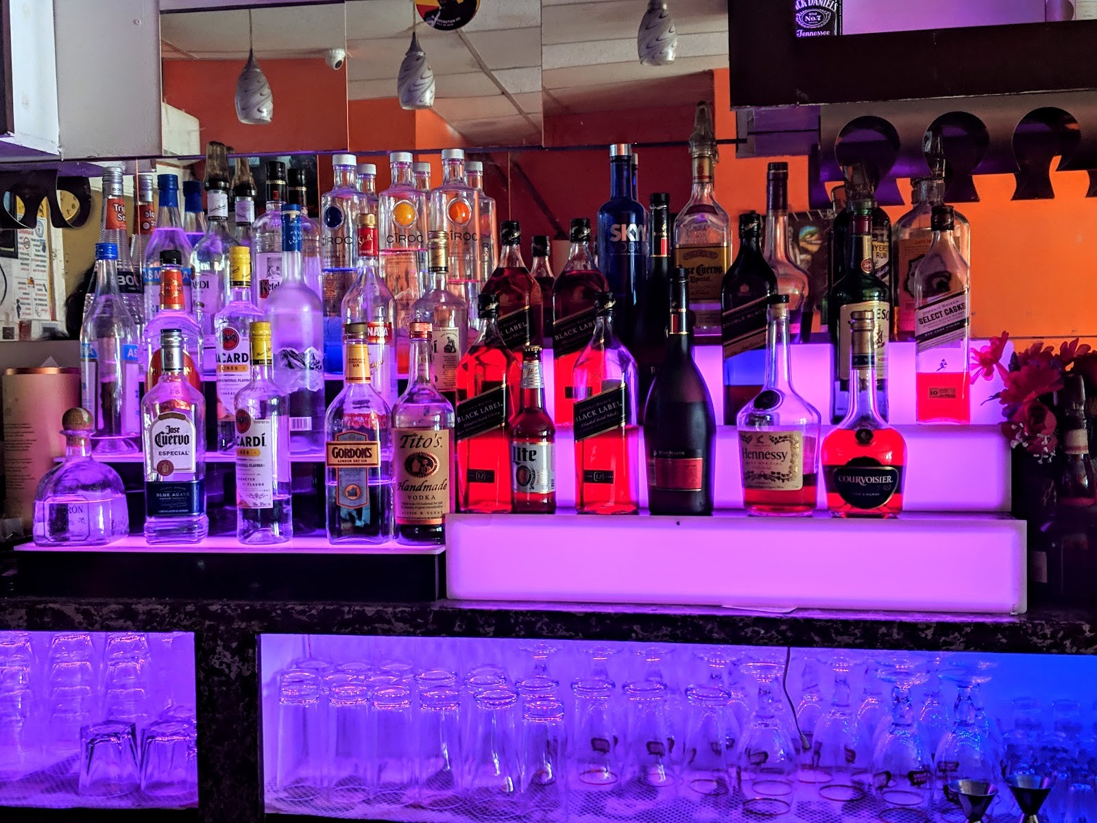 Hiwot Ethiopian Restaurant & Dream Lounge: the place
