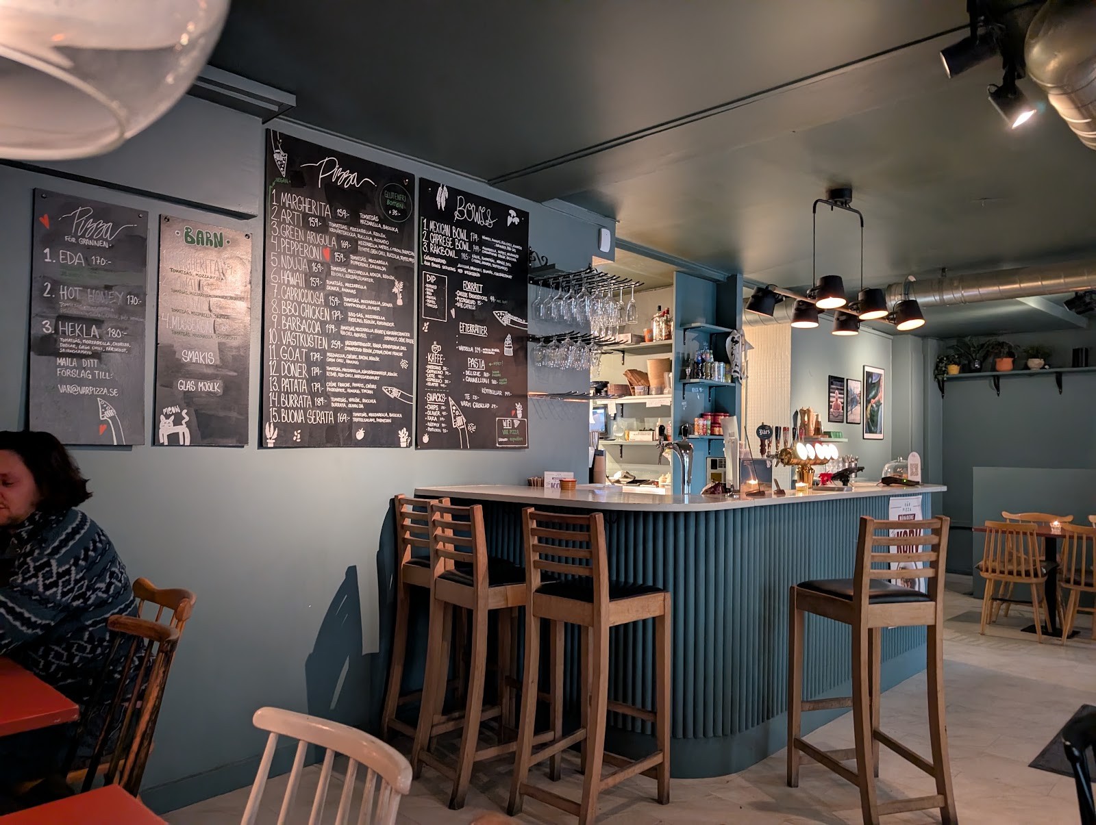VÅR PIZZA: the place