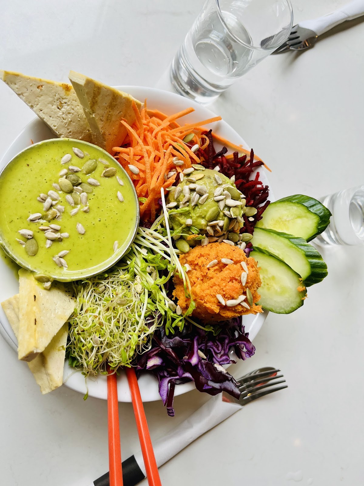 Aux Vivres Westmount: food & drinks
