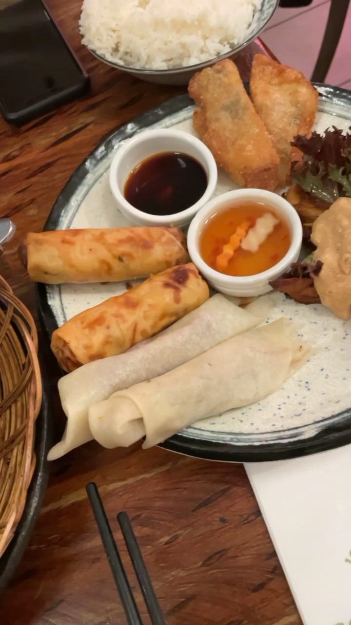 Golden Lotus Vegan Newtown: food & drinks