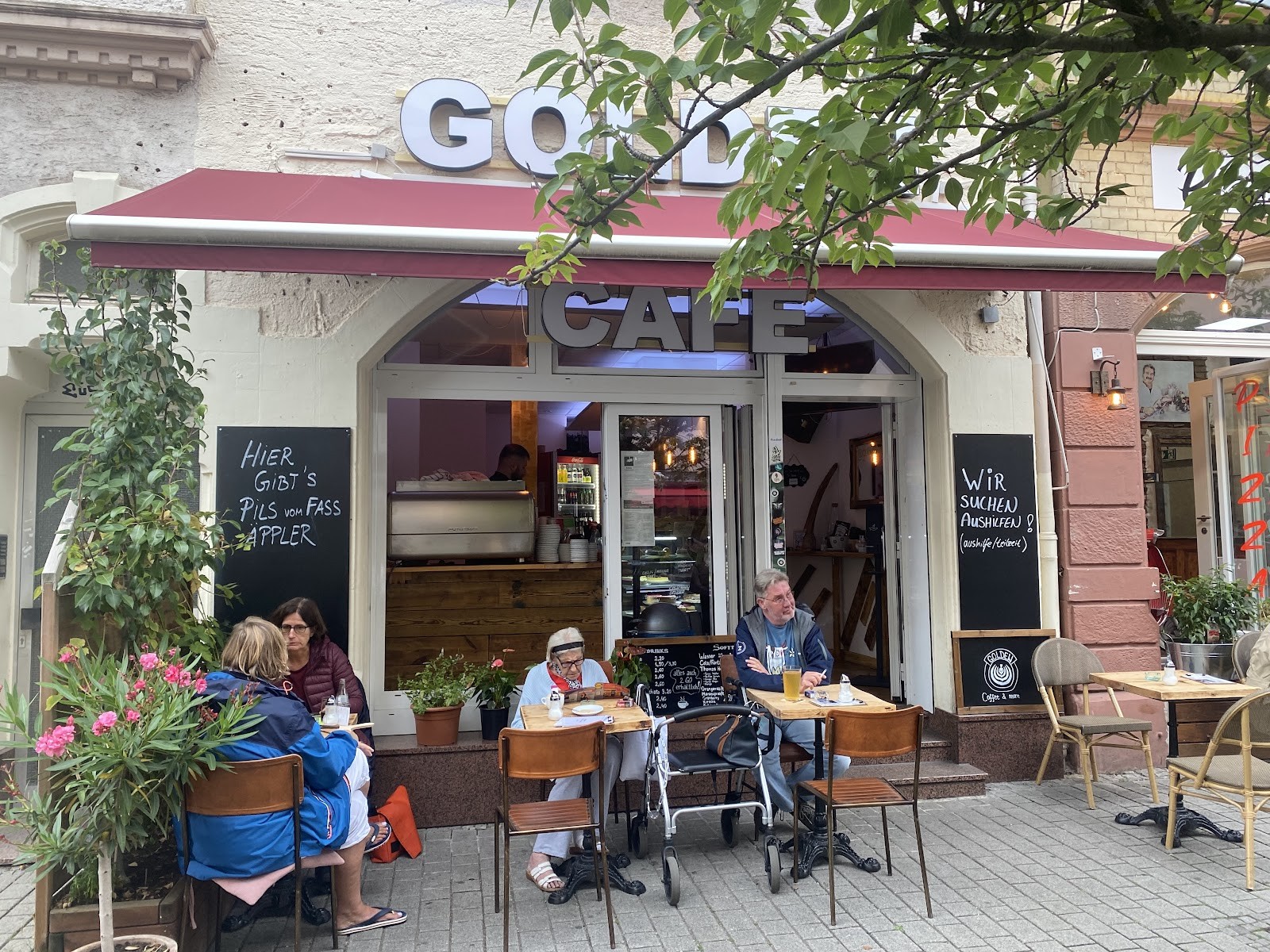 Golden Café: the place