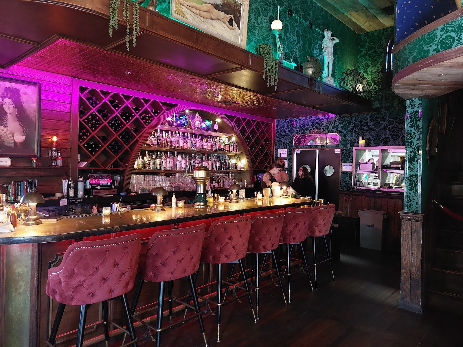 Honey Moon Spirit Lounge: the place