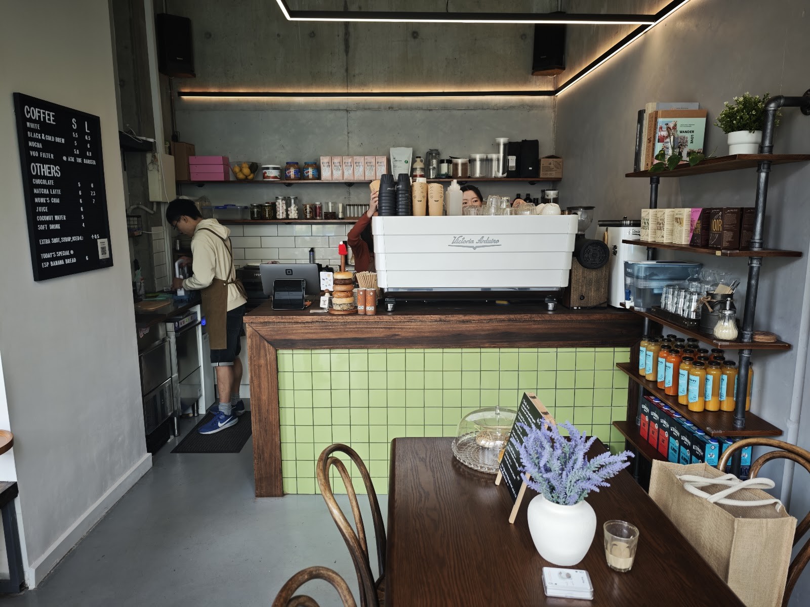 Lumen Alley Coffee & Bagels: the place