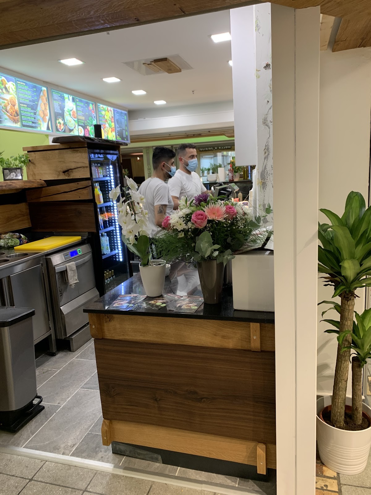 Falafel house mezza & salatbar: the place