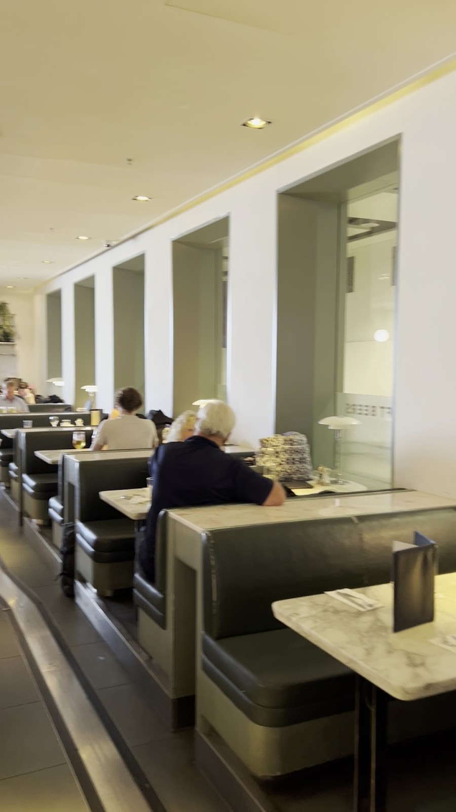The Evergreen, Heathrow Airport T3: the place
