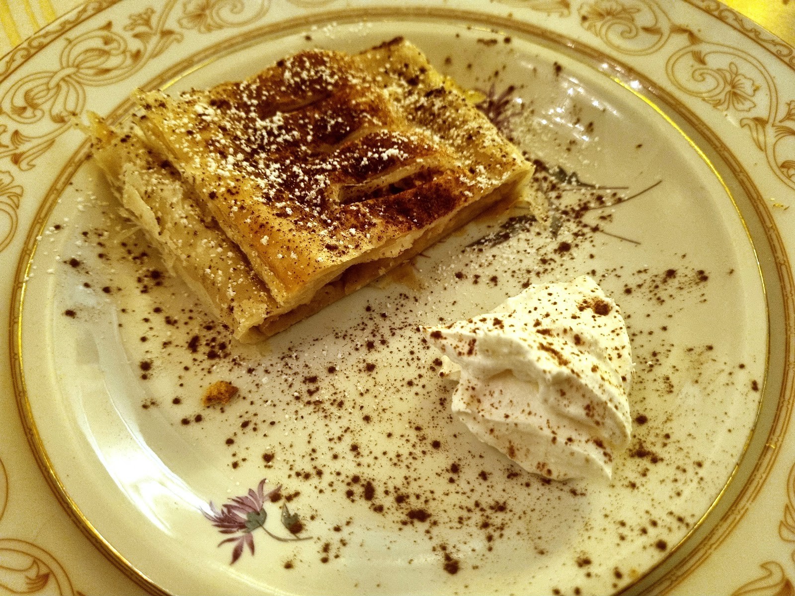 Le Bistrot: food & drinks