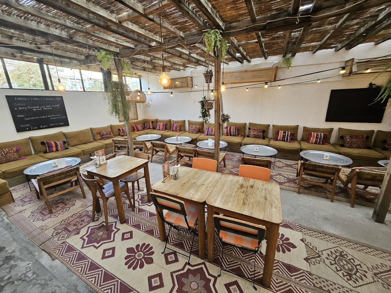 Comptoir 102 Concept Store & Healthy Cafe: the place