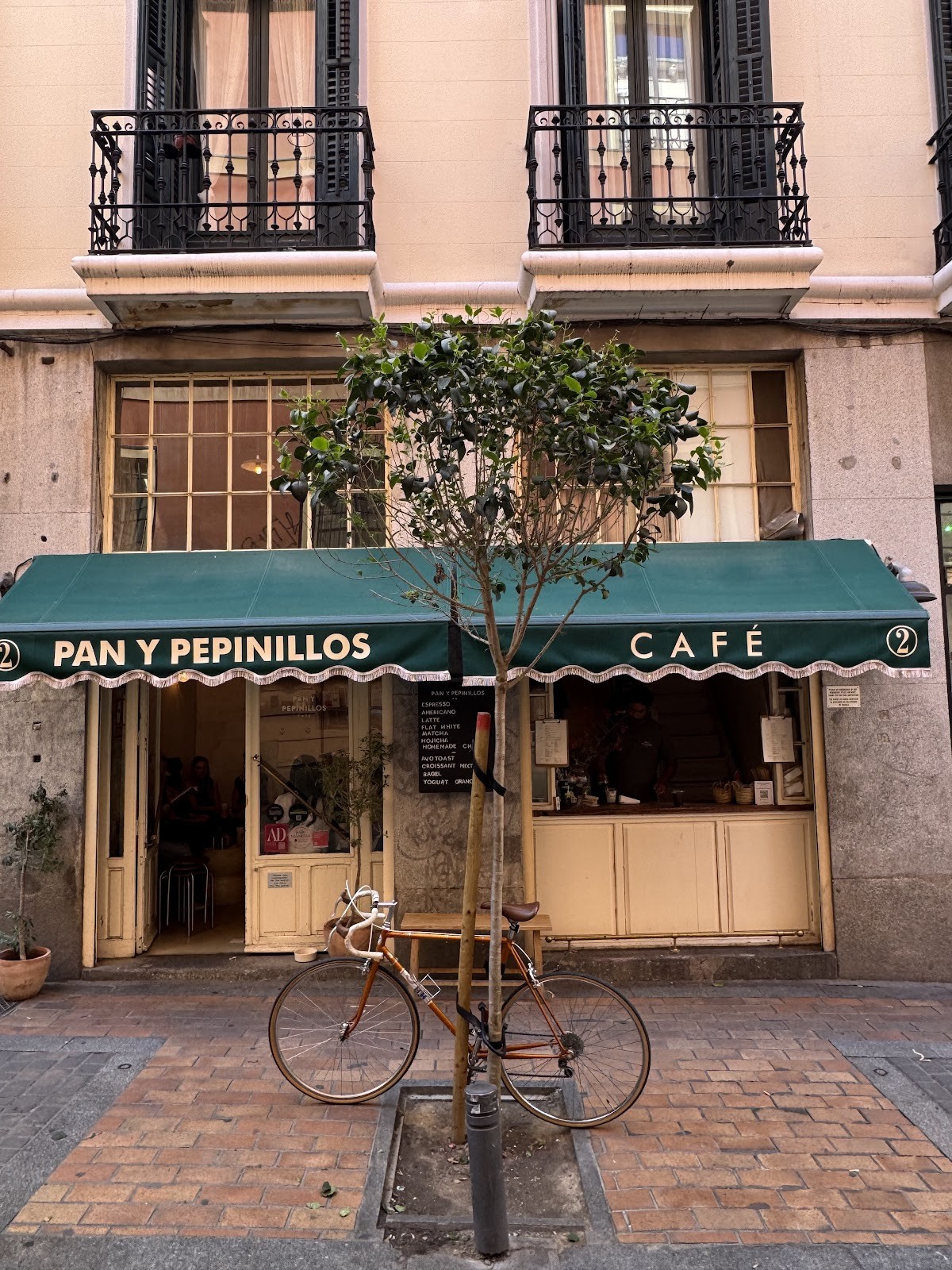 Pan y Pepinillos Café: the place