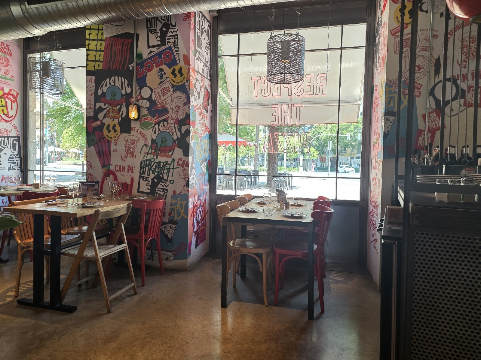 Can Pizza: the place