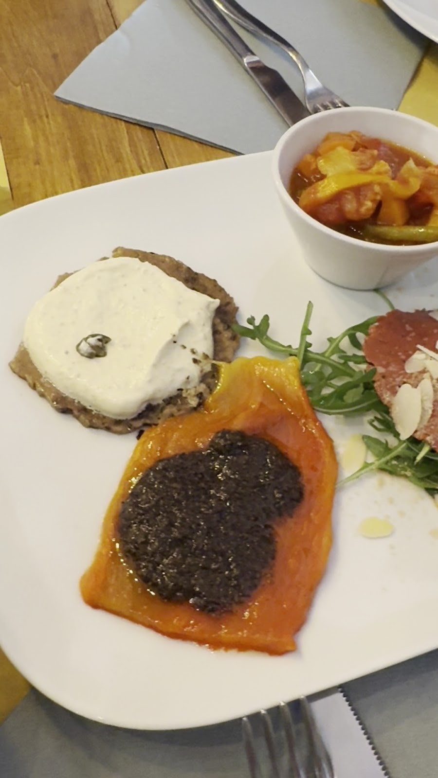 Mezzaluna: food & drinks