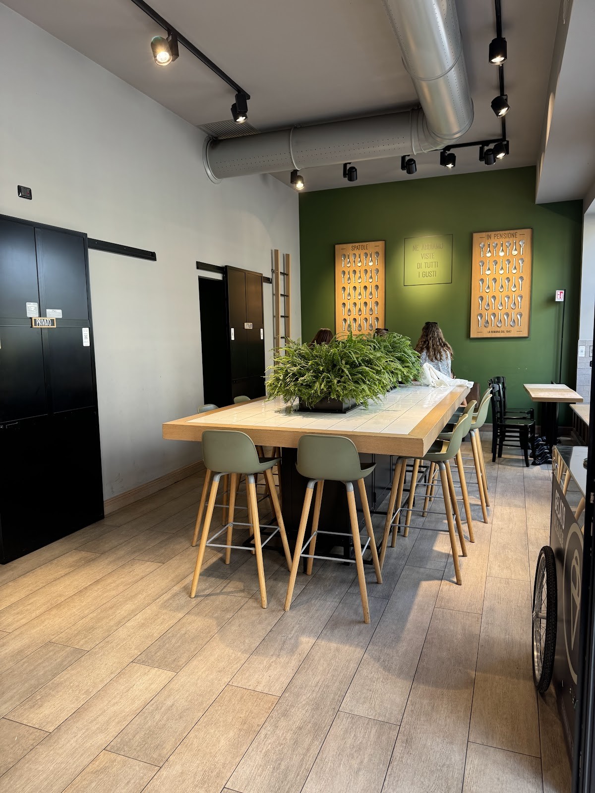 Gelateria La Romana - Viale Col di Lana: the place