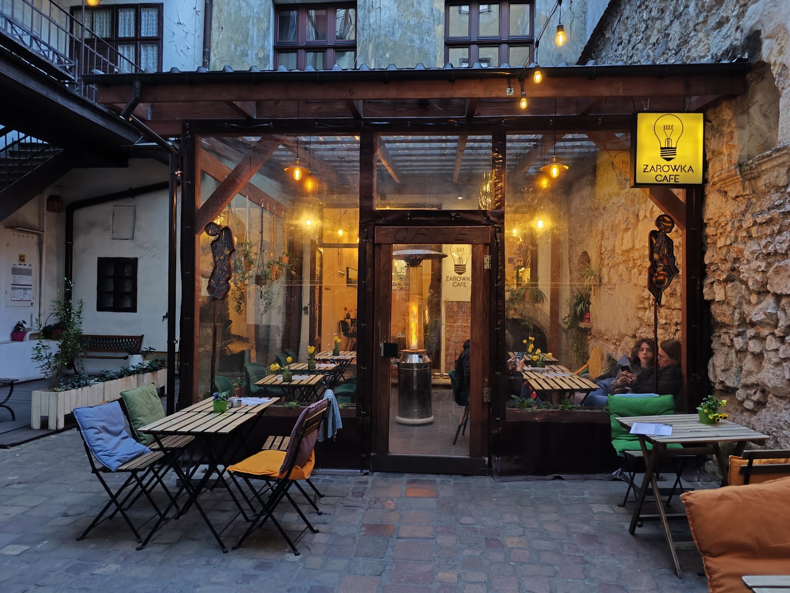 Żarówka Cafe: the place