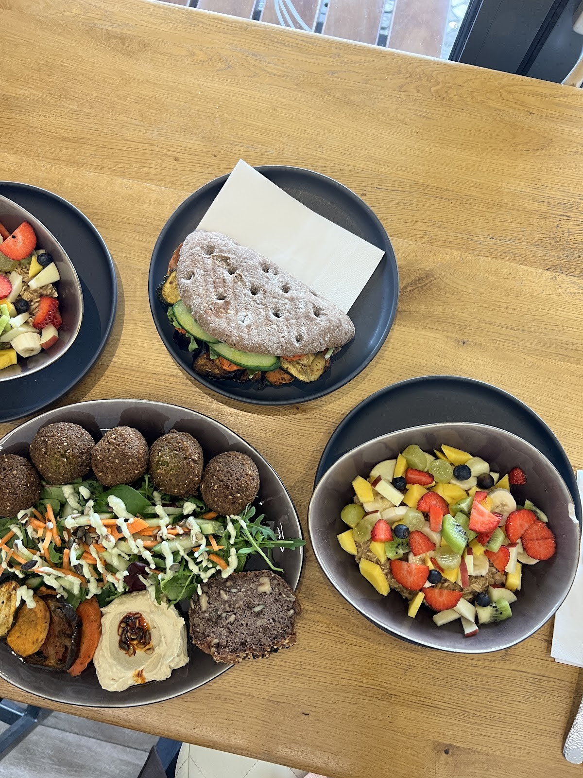 Ins Morgen: food & drinks