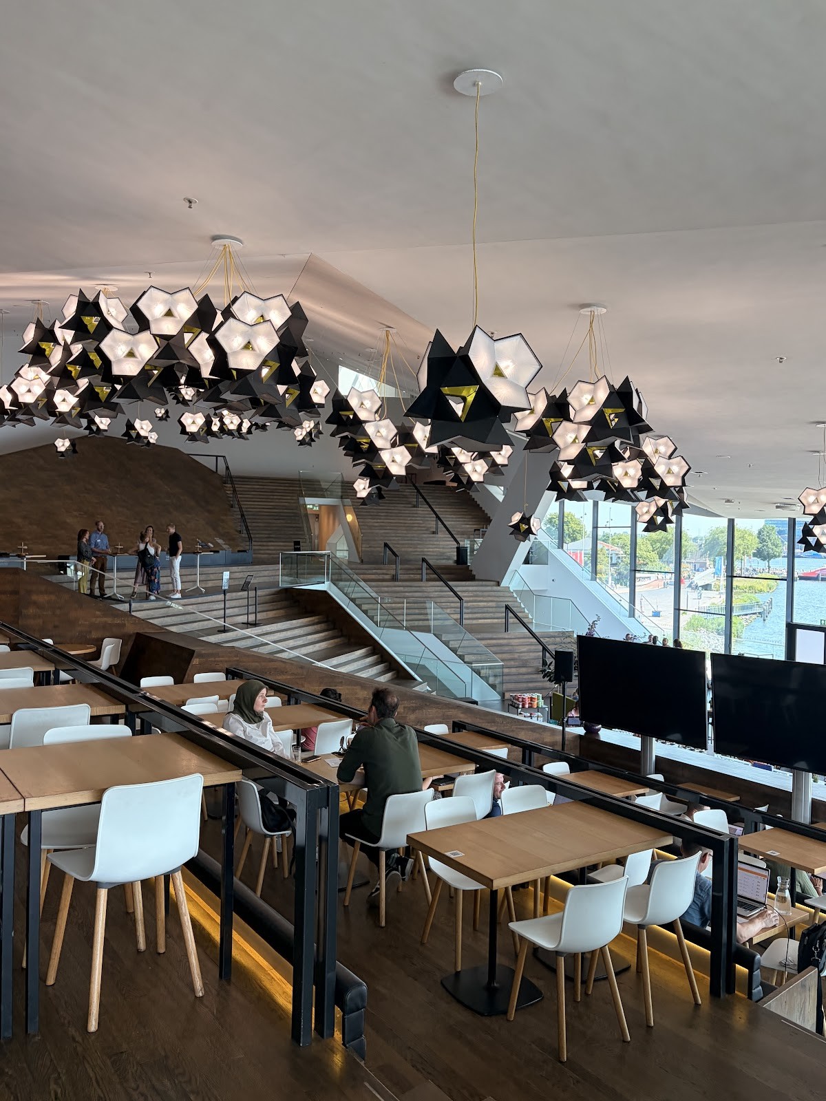 Eye Bar & Restaurant: the place