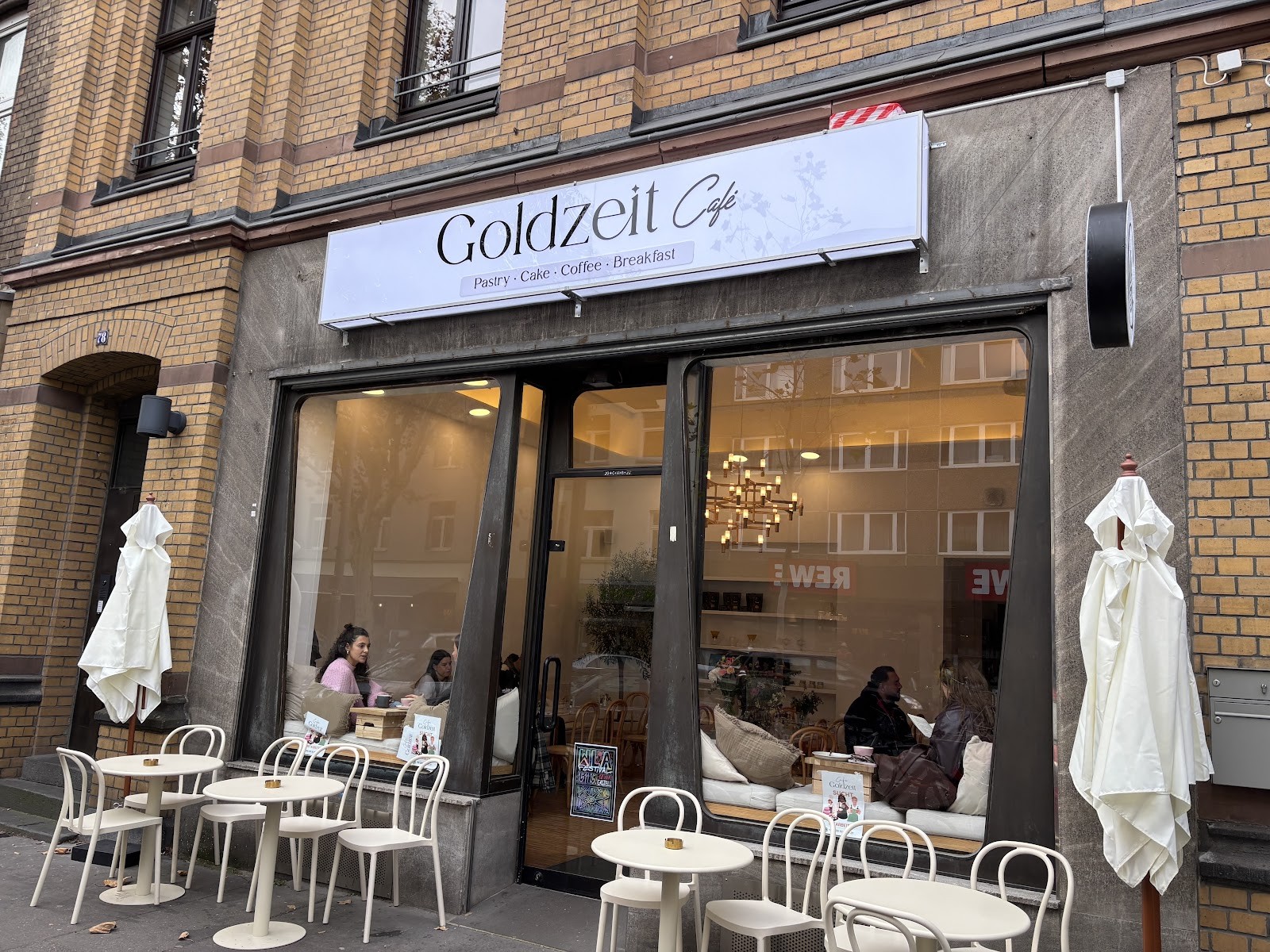 Goldzeit Café: the place