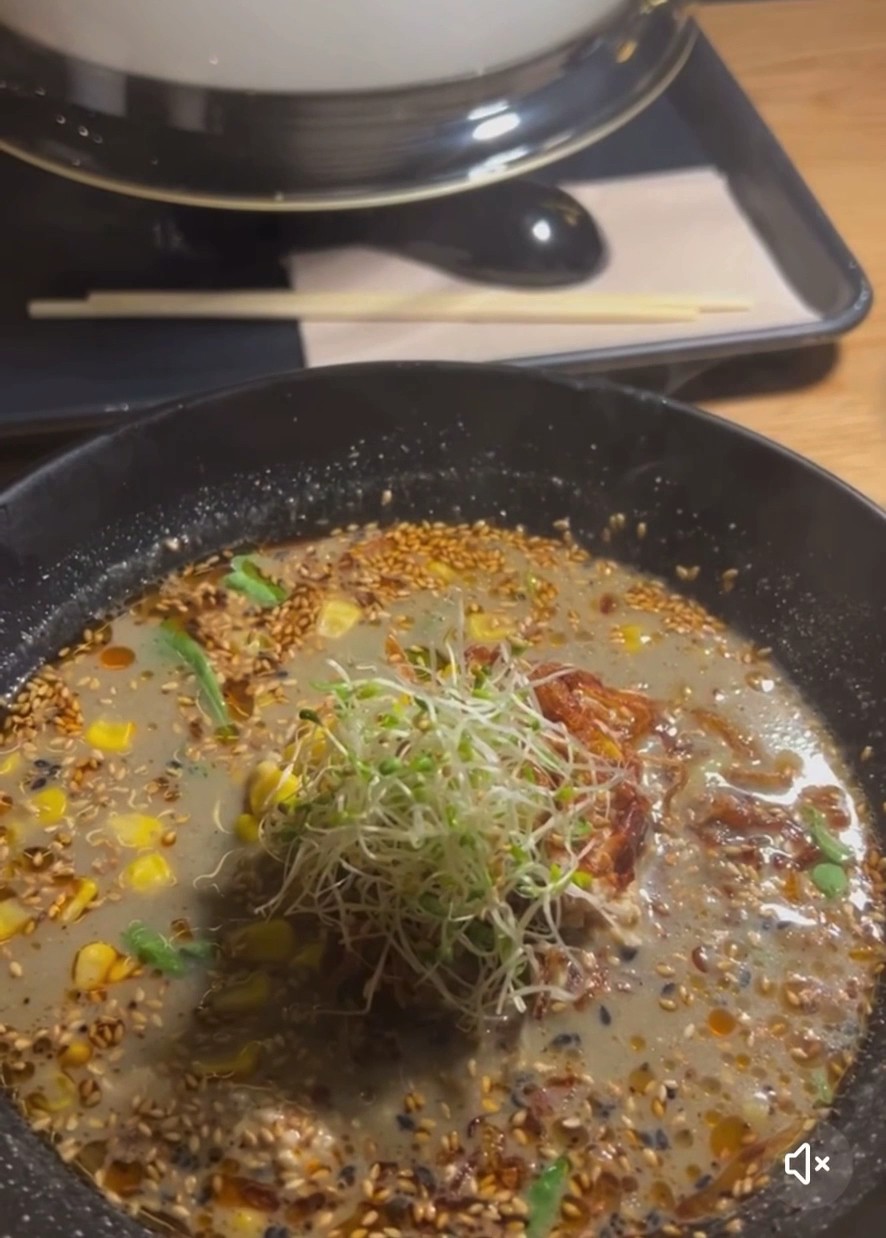 REDWHITE BONELESS RAMEN: food & drinks