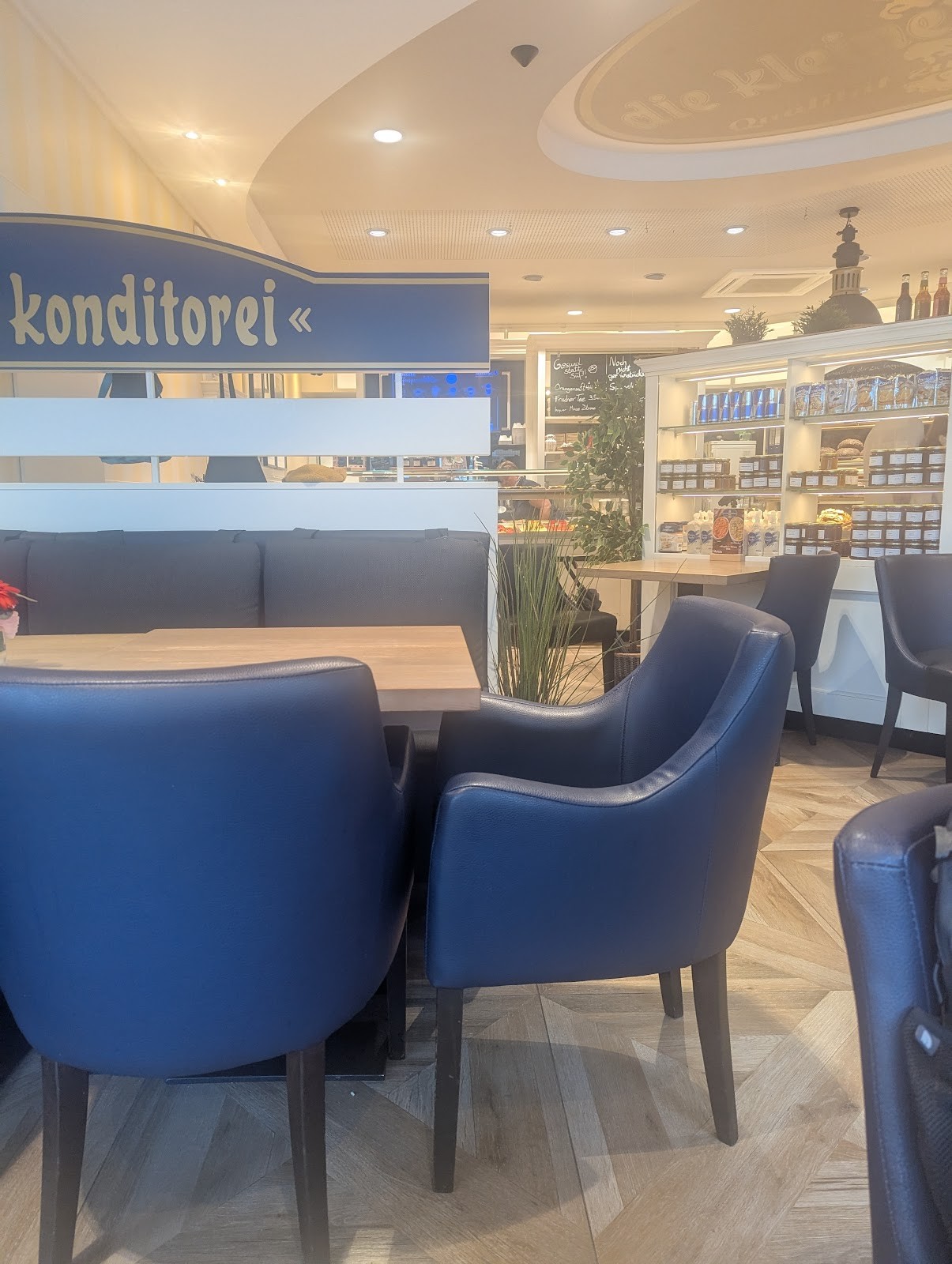 die kleine konditorei: the place