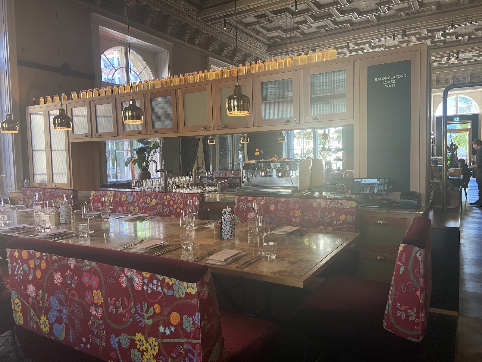 Salonplafond: the place