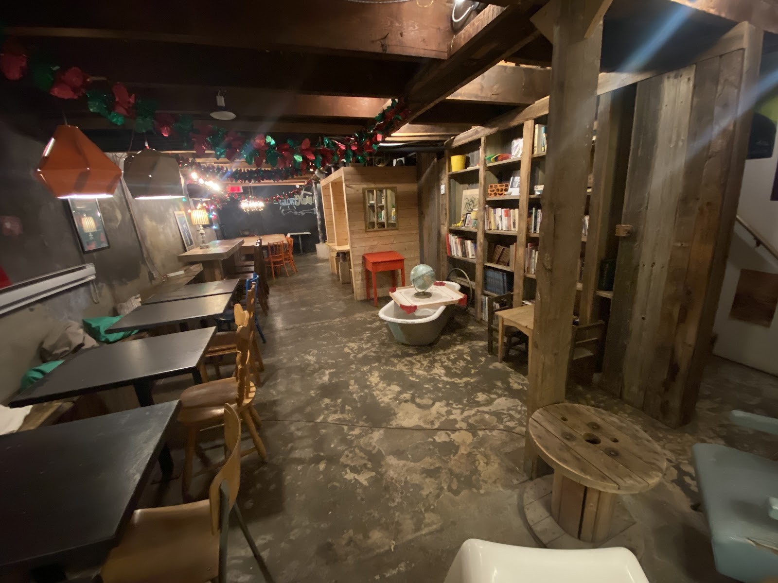 Café OUI MAIS NON: the place