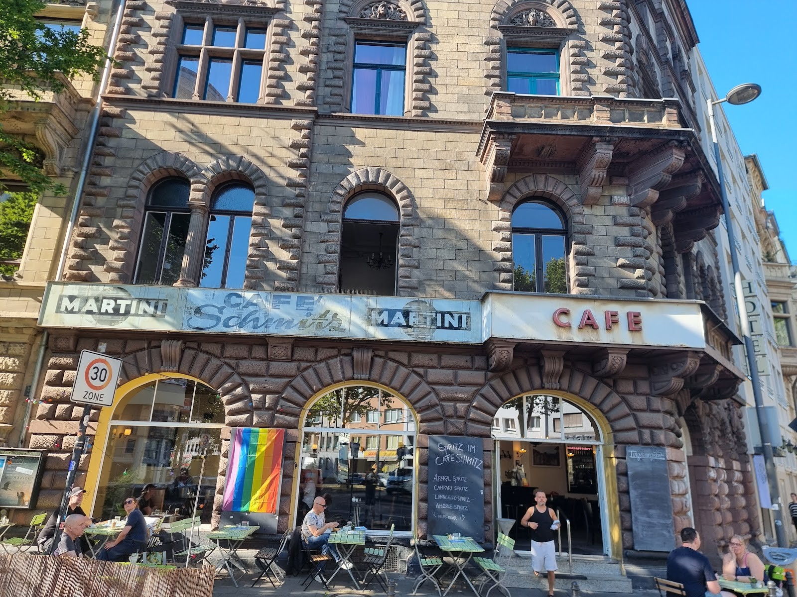 Café Schmitz: the place