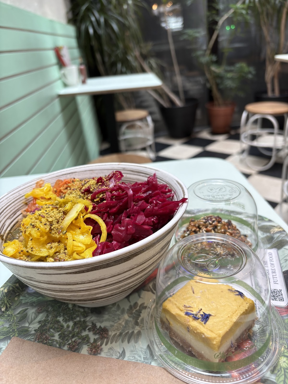Le Botaniste: food & drinks
