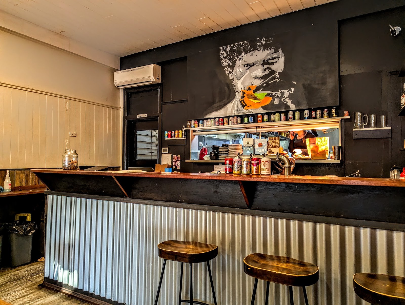 Monroe's Burgers & Beers: the place