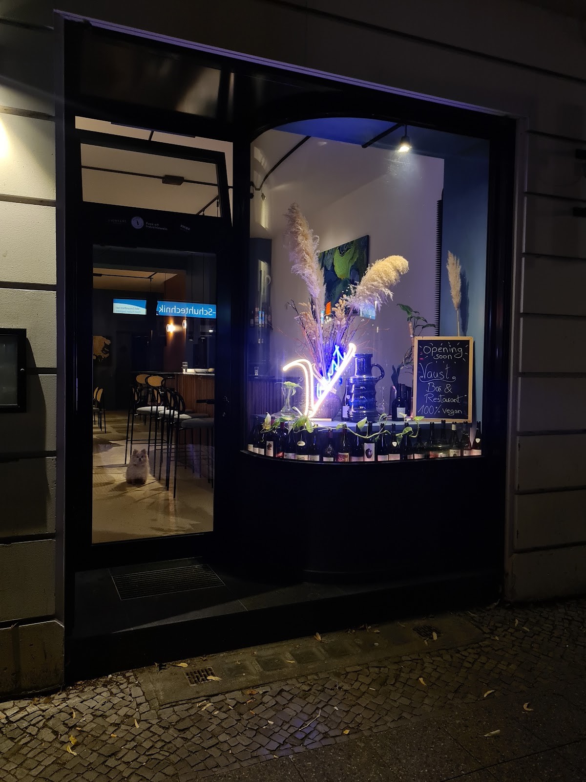 Vaust Bar & Restaurant: the place