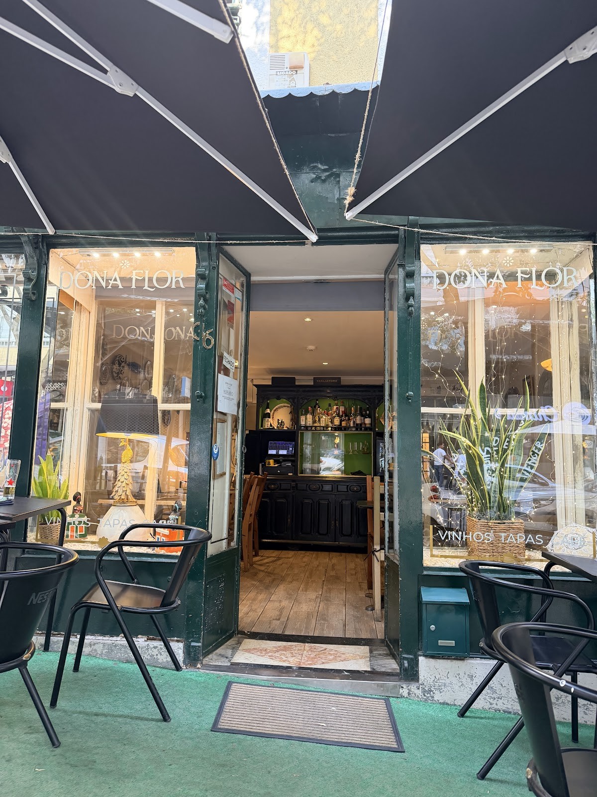 Dona Flor Café: the place