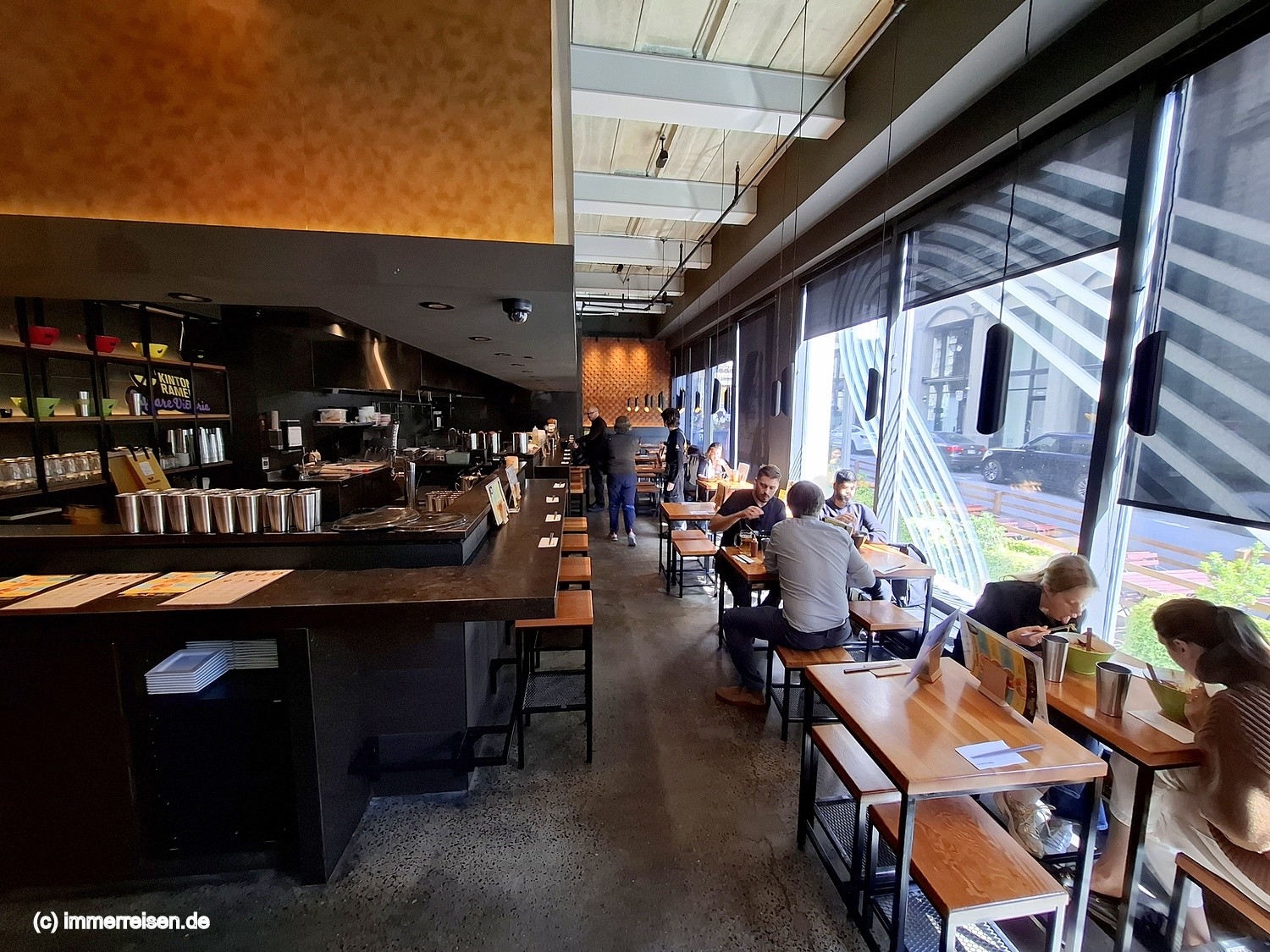 KINTON RAMEN SQUARE-VICTORIA: the place