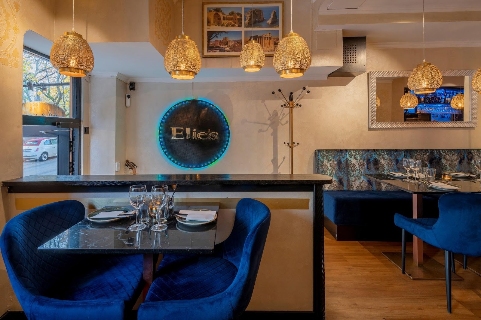 Elie's Restaurant & Bar: the place