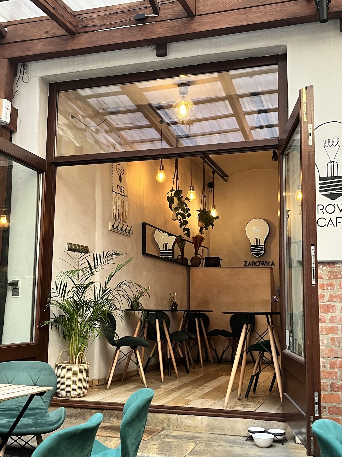 Żarówka Cafe: the place