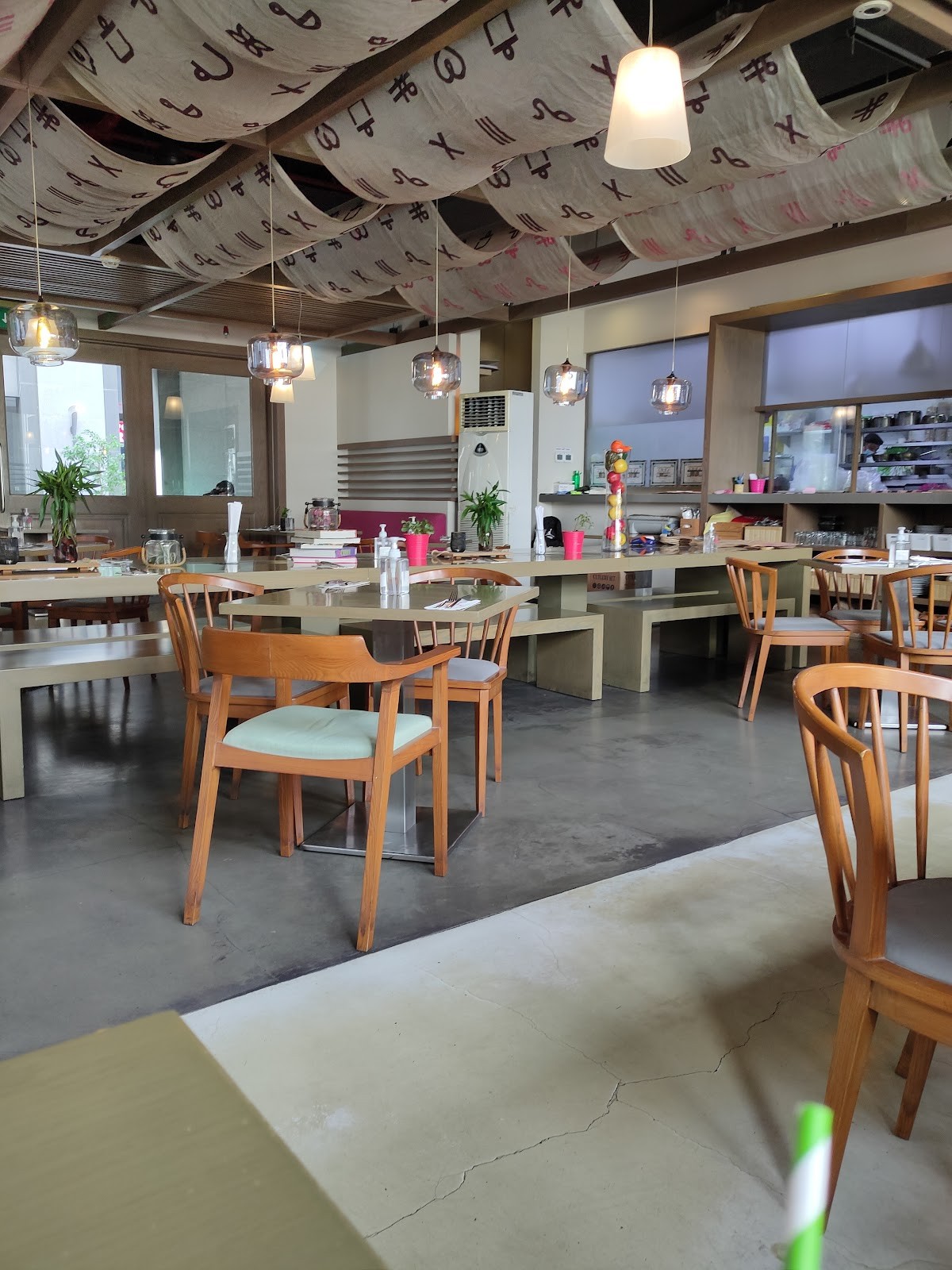 Fuchsia Urban Thai: the place