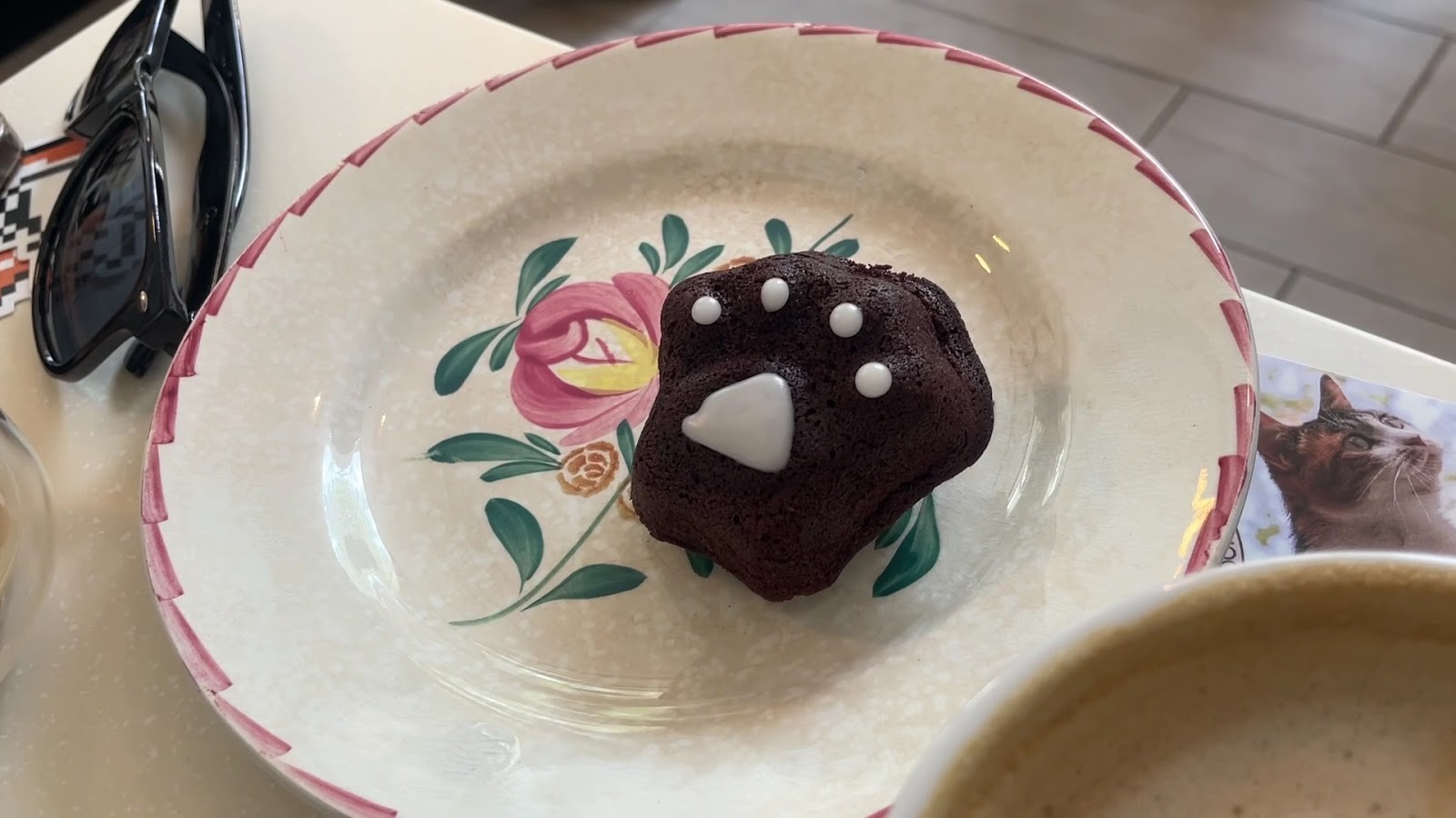 Le Chat-Rivari Café: food & drinks
