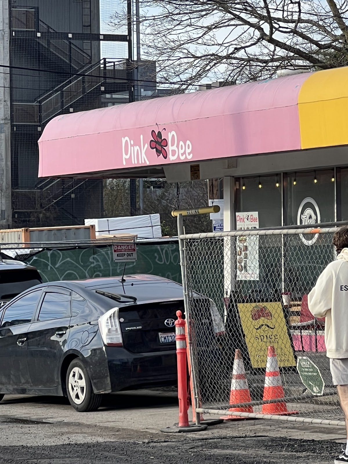 Pink Bee Thai Food +: the place
