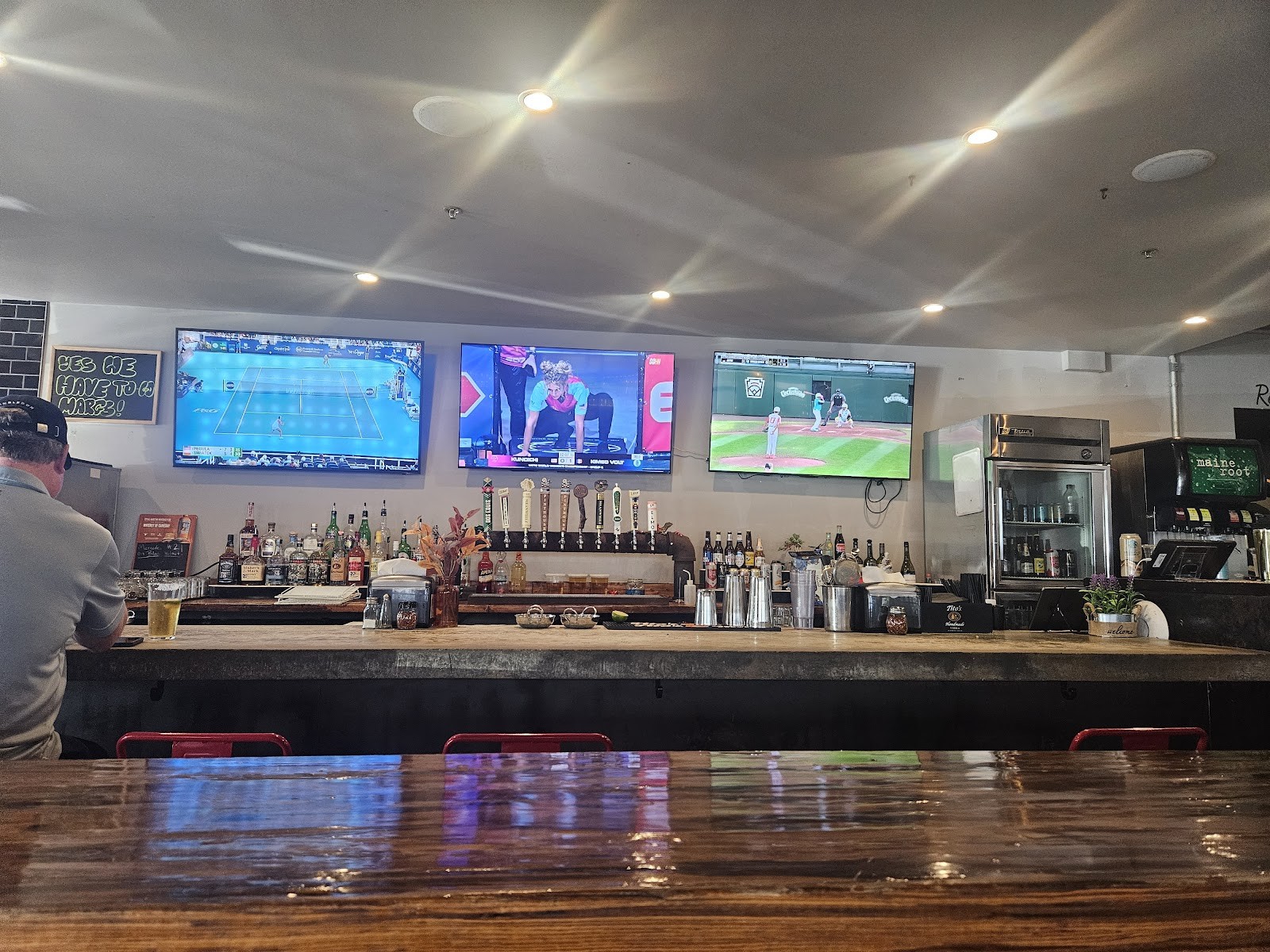 Toss Pizzeria & Pub: the place
