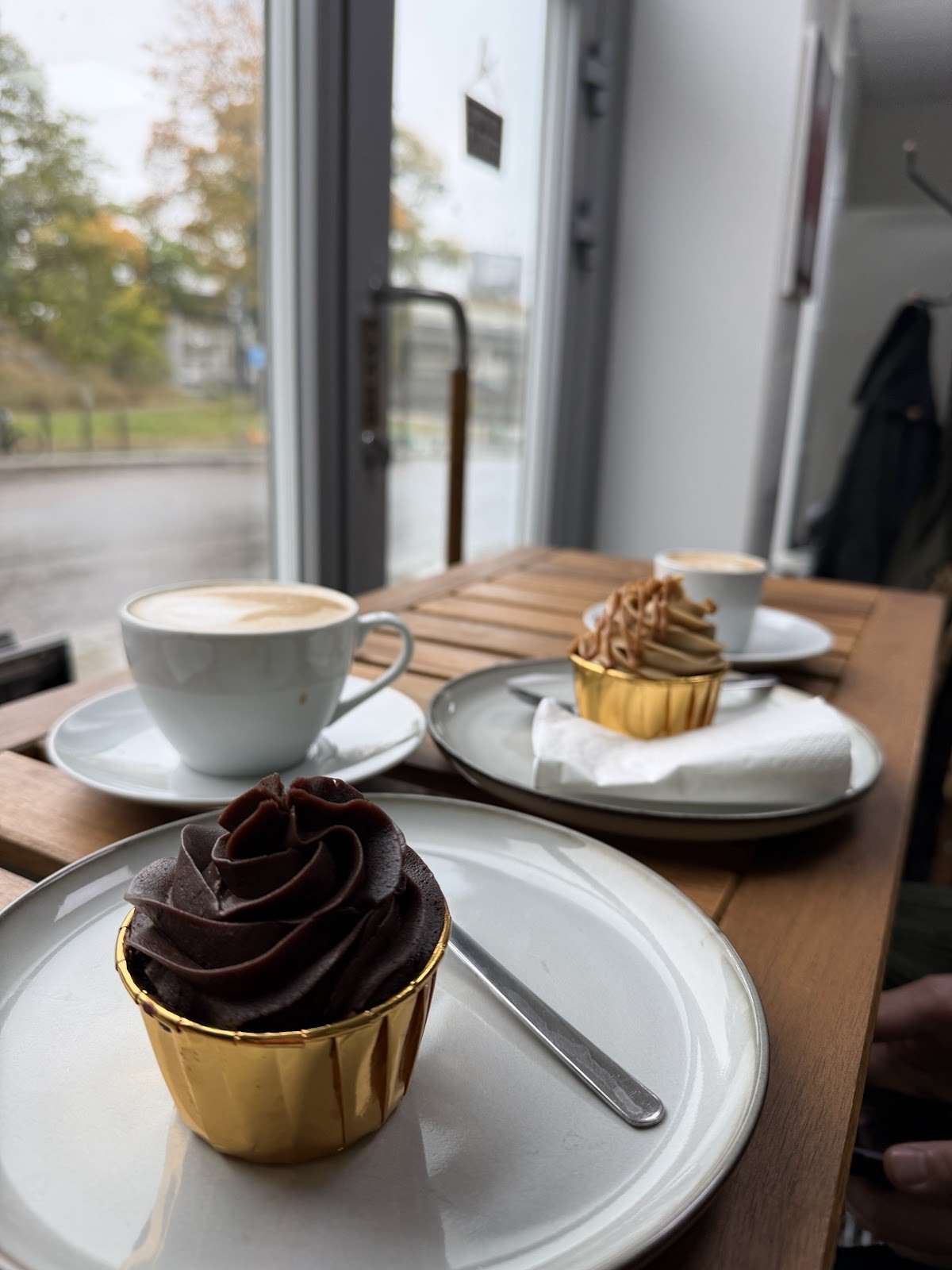Glossy cakes: food & drinks