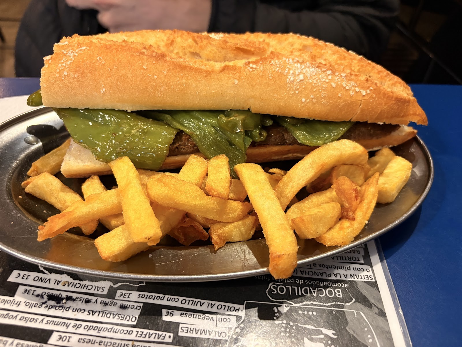 B13 bar: food & drinks
