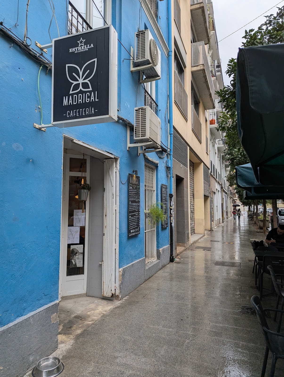 Café Madrigal: the place